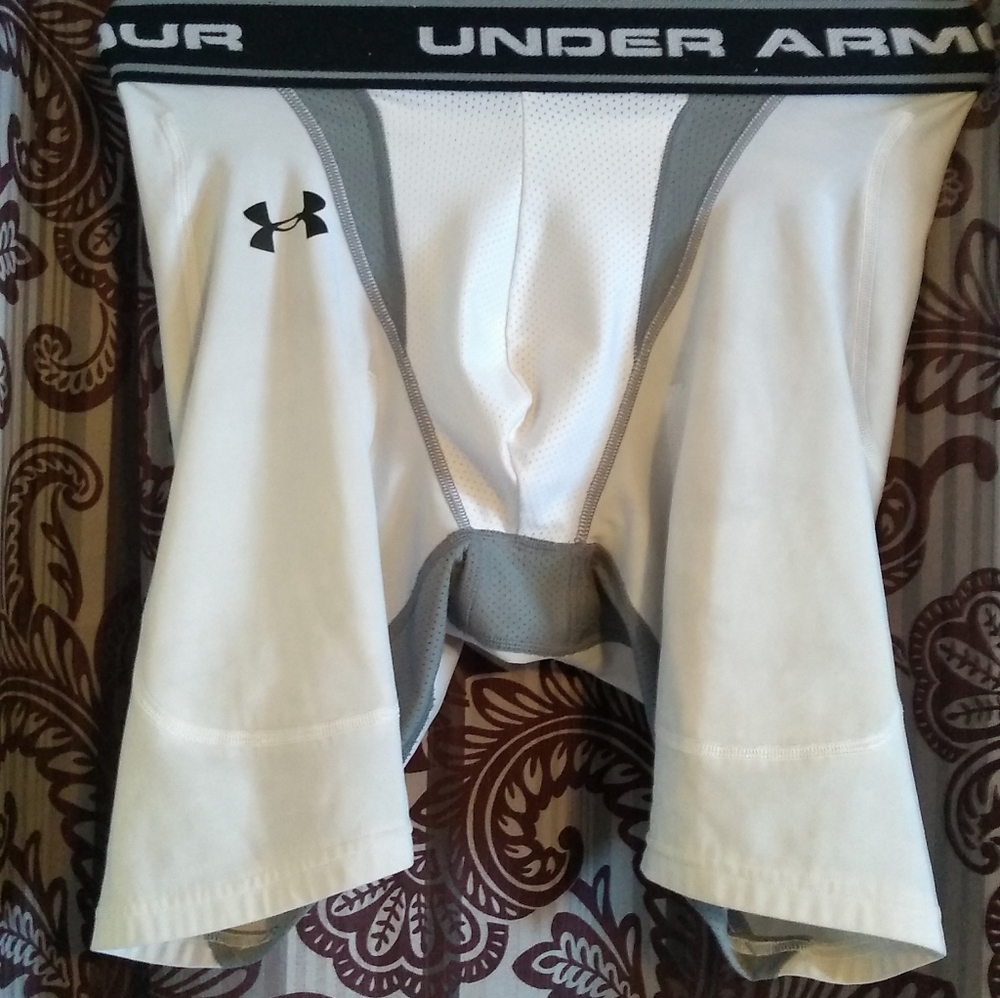 Men's Under Armour compression shorts with padding pockets size medium